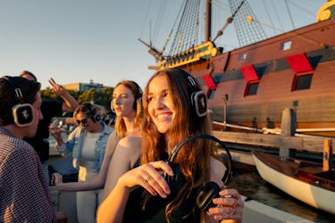Amsterdamse grachten avondrondvaart op een partyboot met open bar